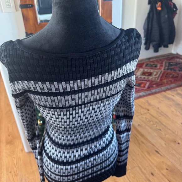 WHITE HOUSE BLACK MARKET WOMEN'S SIZE SMALL SWEATER BRAND NEW - Picture 3 of 6